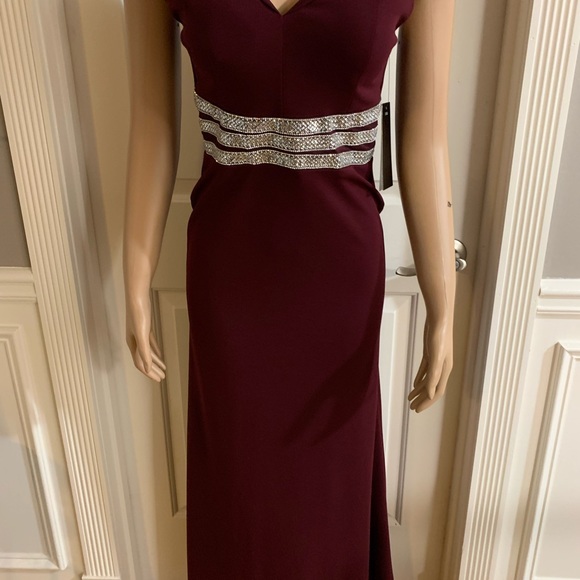 Women’s junior burgundy off- shoulder maxi length - Picture 7 of 11